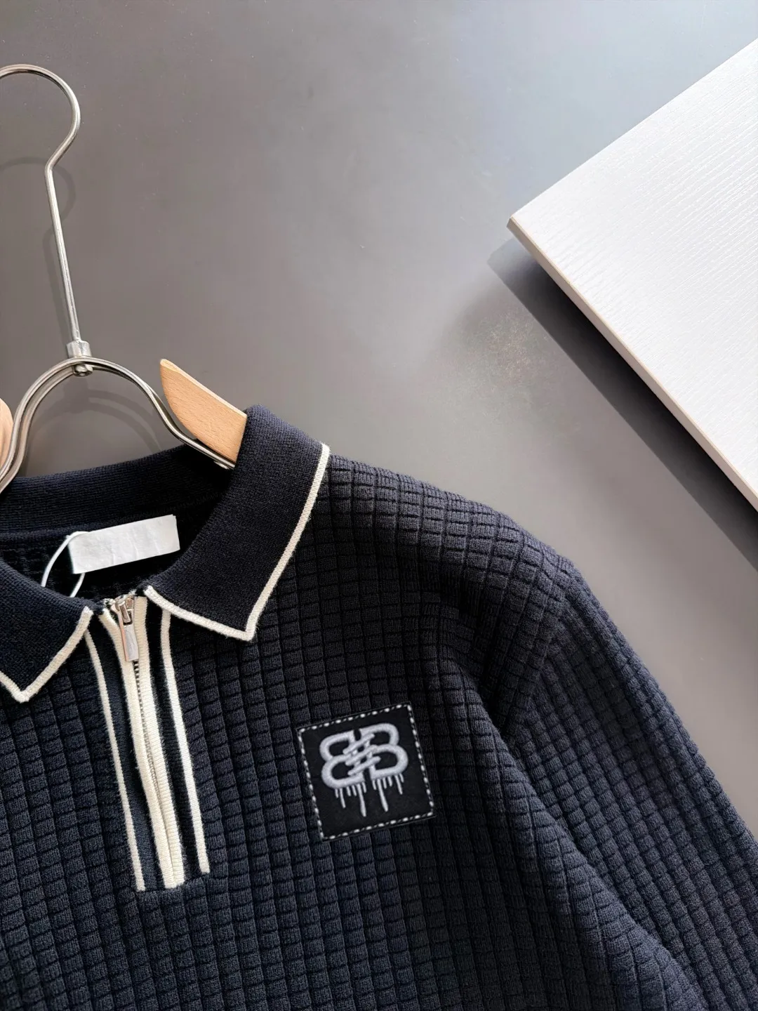 Next day shipping P195 Balenciaga high quality 2026 autumn and winter official website latest sweater, on sale at the same time at the counter Hot Sale! Specially made of wool blended fabric. It feels comfortable and can be directly in contact with the skin. The logo badge is exquisitely embroidered, which is extremely eye-catching! The details highlight the fashionable charm of big brands. Exquisite workmanship. Three-dimensional cutting style. The wearing effect is invincible and handsome! All three standards are complete! Sizes:M-3XL
